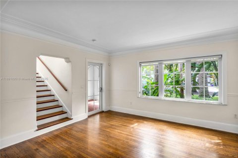 House in Coral Gables, Florida 4 bedrooms, 199.65 sq.m. № 1948043 - photo 3
