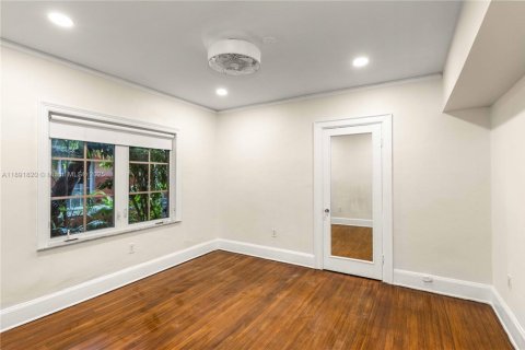 House in Coral Gables, Florida 4 bedrooms, 199.65 sq.m. № 1948043 - photo 11