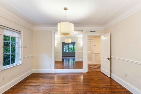 House in Coral Gables, Florida 4 bedrooms, 199.65 sq.m. № 1948043 - photo 5