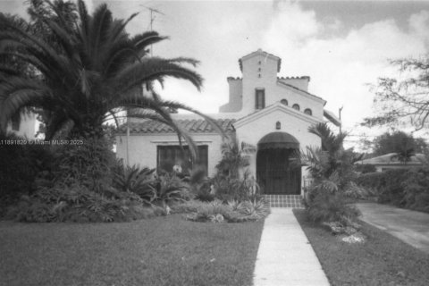 House in Coral Gables, Florida 4 bedrooms, 199.65 sq.m. № 1948043 - photo 22