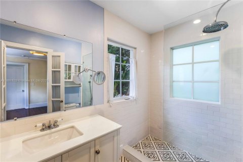 House in Coral Gables, Florida 4 bedrooms, 199.65 sq.m. № 1948043 - photo 17