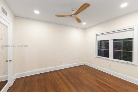 House in Coral Gables, Florida 4 bedrooms, 199.65 sq.m. № 1948043 - photo 13