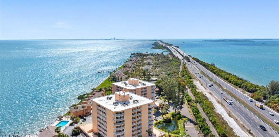 Condominio en Saint Petersburg, Florida, 3 dormitorios № 2095908