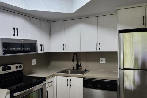 Copropriété à vendre à Doral, Floride: 2 chambres, 111.2 m2 № 1923057 - photo 1