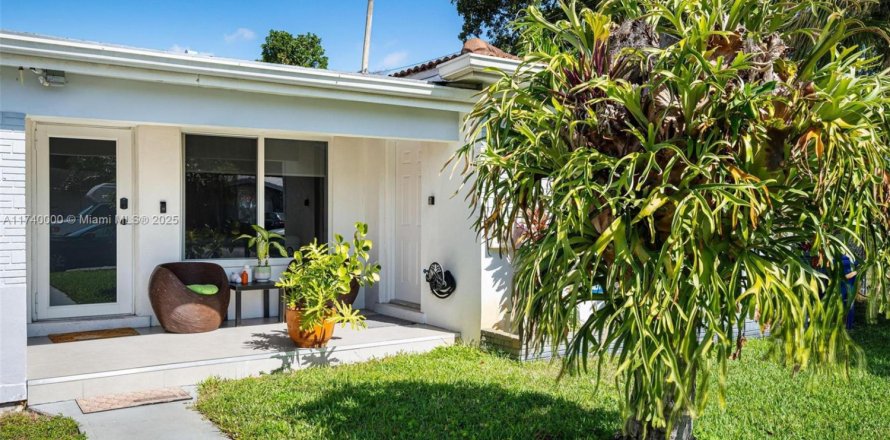 House in Hollywood, Florida 4 bedrooms, 171.5 sq.m. № 1737764