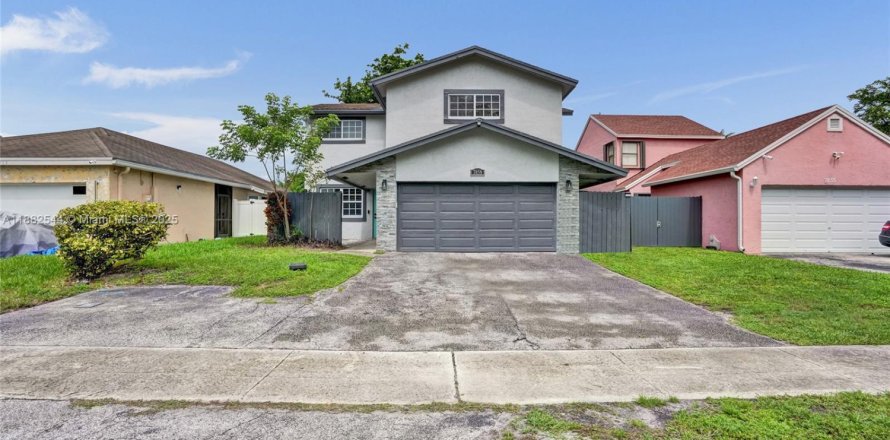 Villa ou maison à Lauderhill, Floride 4 chambres, 198.07 m2 № 1931202