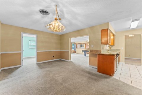 House in Orlando, Florida 5 bedrooms, 223.99 sq.m. № 1592870 - photo 9