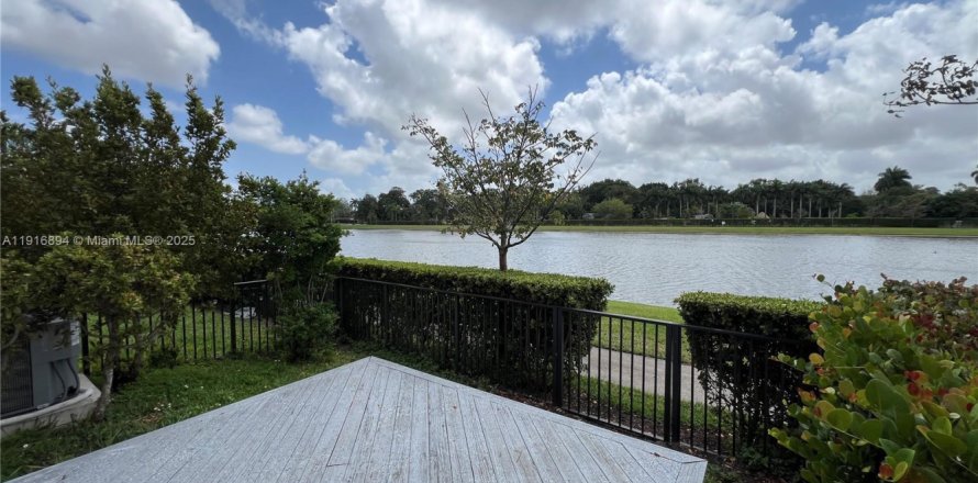 Adosado en Davie, Florida 4 dormitorios, 173.08 m2 № 2017216