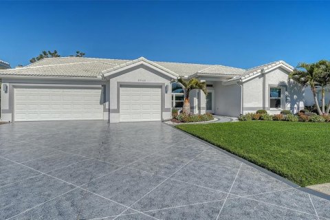 House in Sarasota, Florida 3 bedrooms, 255.95 sq.m. № 2396311 - photo 2