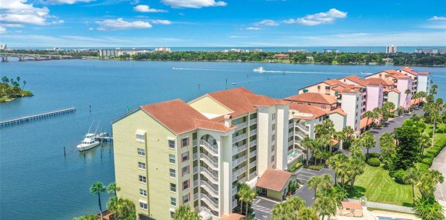 Condo in Daytona Beach, Florida, 2 bedrooms № 2201748