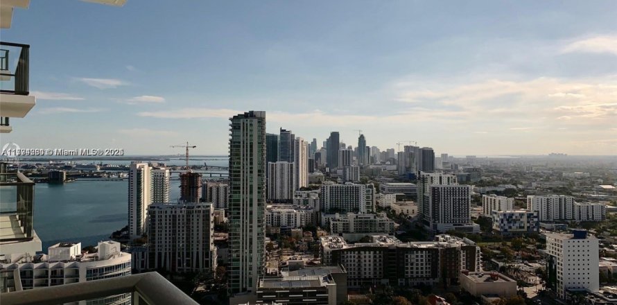 Кондоминиум с 2 спальнями в Майами, Флорида № 1957982