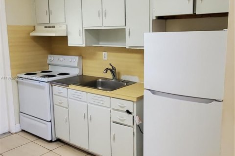 Townhouse in Hollywood, Florida 2 bedrooms, 116.59 sq.m. № 2042009 - photo 3