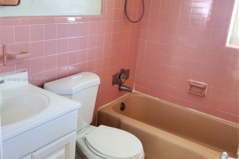 Townhouse in Hollywood, Florida 2 bedrooms, 116.59 sq.m. № 2042009 - photo 6