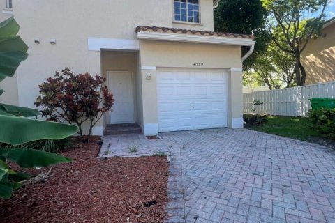 Adosado en alquiler en Sunrise, Florida, 4 dormitorios, 171.68 m2 № 2192167 - foto 2