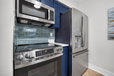 Condo in Saint Petersburg, Florida, 2 bedrooms № 2203607 - photo 11