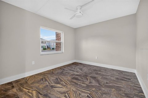 Condo in Saint Petersburg, Florida, 2 bedrooms № 2203607 - photo 15