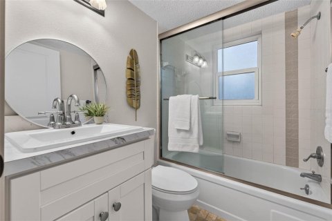 Condo in Saint Petersburg, Florida, 2 bedrooms № 2203607 - photo 16