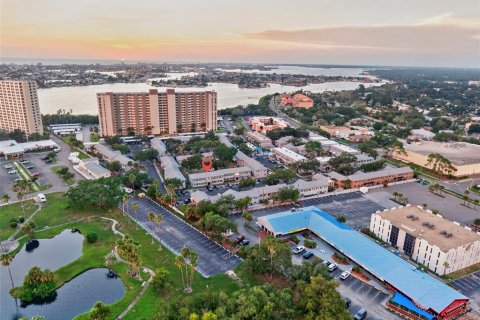 Condo in Saint Petersburg, Florida, 2 bedrooms № 2203607 - photo 23