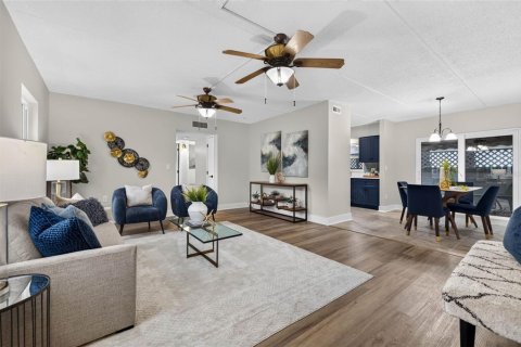 Condo in Saint Petersburg, Florida, 2 bedrooms № 2203607 - photo 2