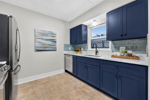 Condo in Saint Petersburg, Florida, 2 bedrooms № 2203607 - photo 8