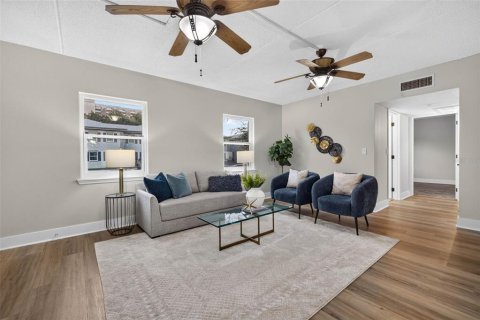 Condo in Saint Petersburg, Florida, 2 bedrooms № 2203607 - photo 3