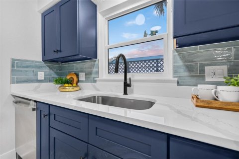Condo in Saint Petersburg, Florida, 2 bedrooms № 2203607 - photo 9