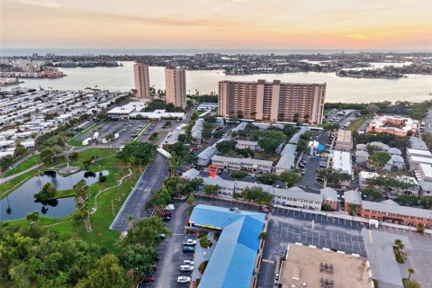 Condo in Saint Petersburg, Florida, 2 bedrooms № 2203607 - photo 22