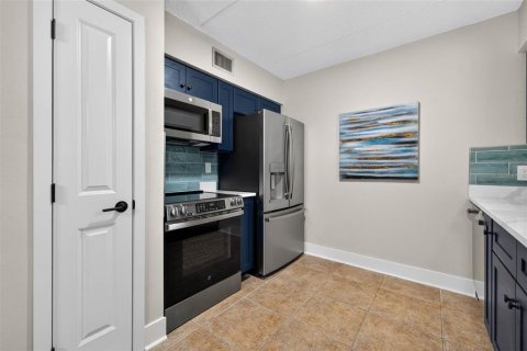 Condo in Saint Petersburg, Florida, 2 bedrooms № 2203607 - photo 10
