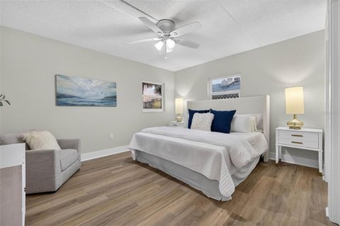 Condo in Saint Petersburg, Florida, 2 bedrooms № 2203607 - photo 12