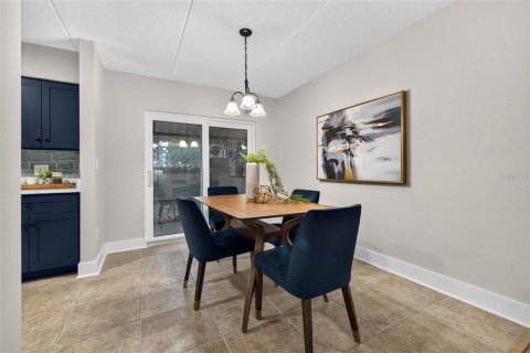 Condo in Saint Petersburg, Florida, 2 bedrooms № 2203607 - photo 7