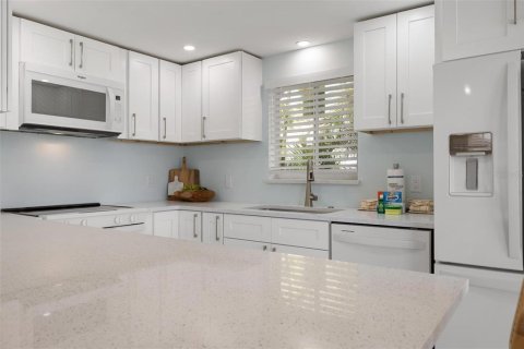 House in Bradenton Beach, Florida 3 bedrooms, 126.81 sq.m. № 2093191 - photo 10