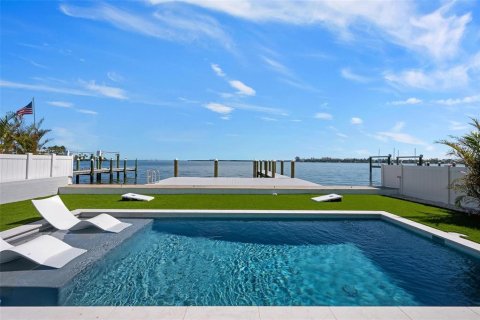 House in Bradenton Beach, Florida 3 bedrooms, 126.81 sq.m. № 2093191 - photo 2