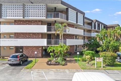 Condo in Lauderdale Lakes, Florida, 2 bedrooms  № 1978570 - photo 1