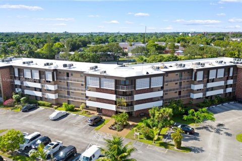 Condo in Lauderdale Lakes, Florida, 2 bedrooms  № 1978570 - photo 2