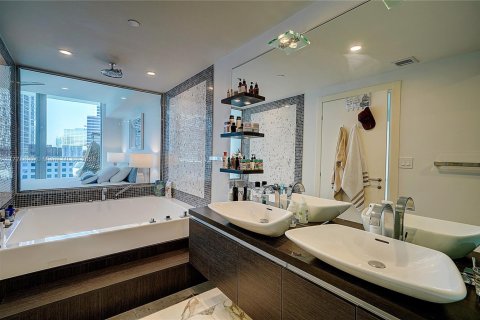 Condominio en alquiler en Miami, Florida, 2 dormitorios, 134.99 m2 № 1937971 - foto 13