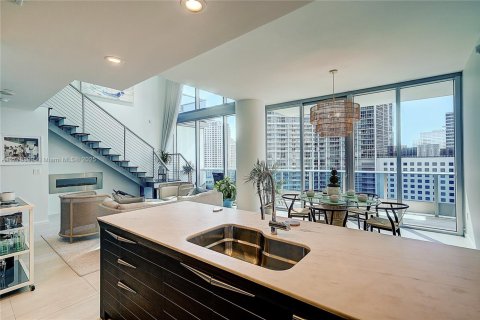 Condominio en alquiler en Miami, Florida, 2 dormitorios, 134.99 m2 № 1937971 - foto 2