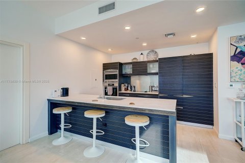 Condominio en alquiler en Miami, Florida, 2 dormitorios, 134.99 m2 № 1937971 - foto 9