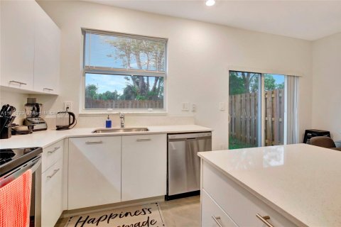 House in Miami, Florida 3 bedrooms, 123.37 sq.m. № 1770651 - photo 14