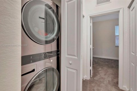 House in Miami, Florida 3 bedrooms, 123.37 sq.m. № 1770651 - photo 30
