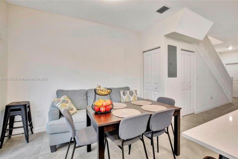 House in Miami, Florida 3 bedrooms, 123.37 sq.m. № 1770651 - photo 16