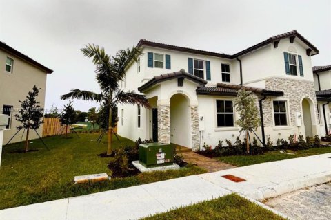 House in Miami, Florida 3 bedrooms, 123.37 sq.m. № 1770651 - photo 1