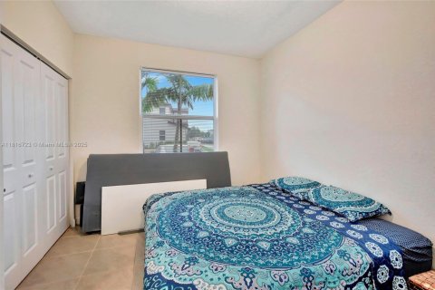 House in Miami, Florida 3 bedrooms, 123.37 sq.m. № 1770651 - photo 6
