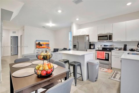 House in Miami, Florida 3 bedrooms, 123.37 sq.m. № 1770651 - photo 18