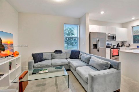 House in Miami, Florida 3 bedrooms, 123.37 sq.m. № 1770651 - photo 9