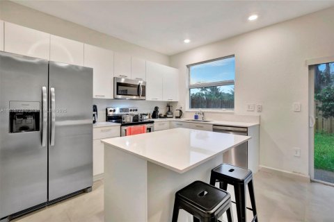 House in Miami, Florida 3 bedrooms, 123.37 sq.m. № 1770651 - photo 12