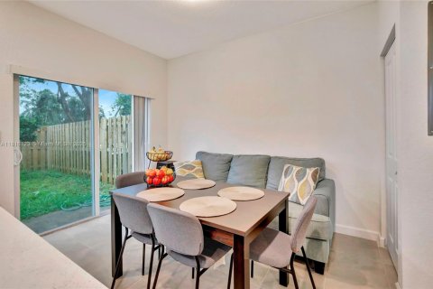 House in Miami, Florida 3 bedrooms, 123.37 sq.m. № 1770651 - photo 11