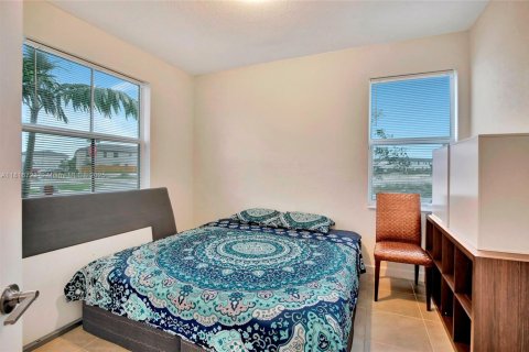 House in Miami, Florida 3 bedrooms, 123.37 sq.m. № 1770651 - photo 3
