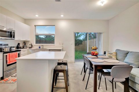 House in Miami, Florida 3 bedrooms, 123.37 sq.m. № 1770651 - photo 10