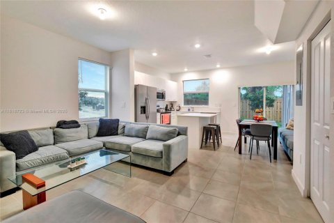 House in Miami, Florida 3 bedrooms, 123.37 sq.m. № 1770651 - photo 8