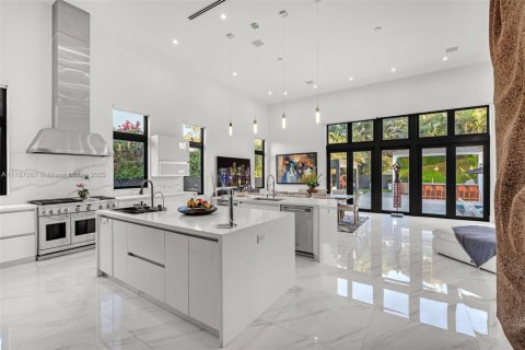 House in Miami, Florida 6 bedrooms, 568.93 sq.m. № 1731740 - photo 10